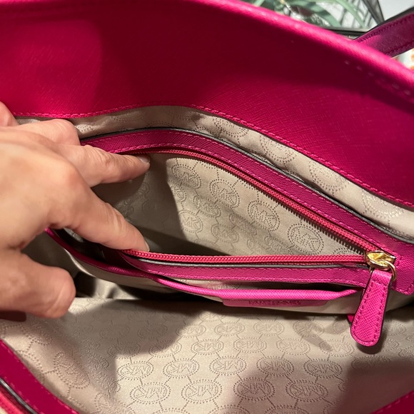 Michael Kors Jet Set Tote in Fuschia - Picture 7 of 9